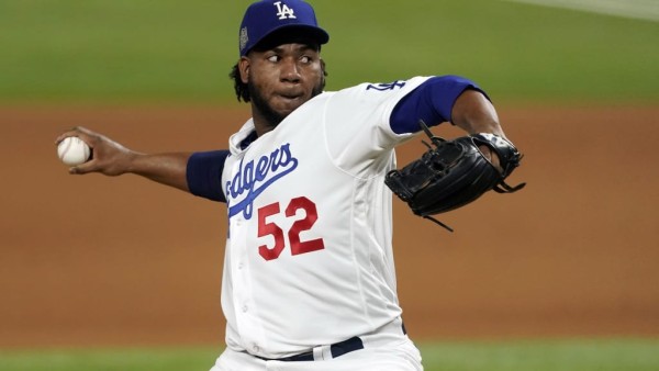 Astros de Houston pactan por 2 años con Pedro Báez