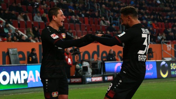Con doblete del Chicharito, Leverkusen gana en Augsburgo