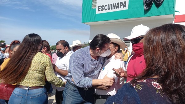 Con banda, aplausos y abrazos recibe el PRI de Escuinapa a Mario Zamora