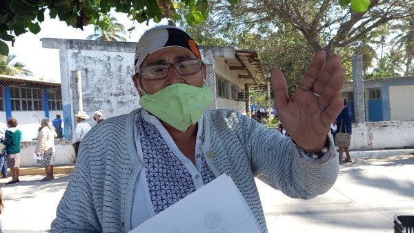 'Gracias a Dios llegó a tiempo la vacuna', dicen personas vacunadas en Escuinapa