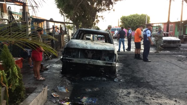 Cuatro vehículos arden en incendio en aparente bodega de combustible en Mazatlán
