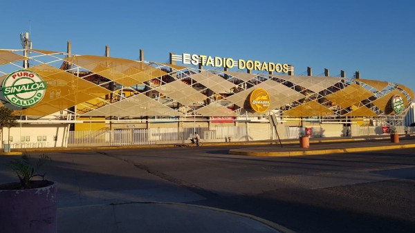 No colocan uno ¡sino dos logotipos Puro Sinaloa en el Estadio de Dorados!