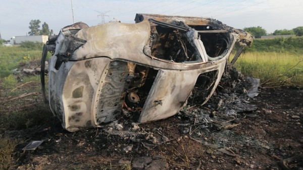 Se incendia un BMW en una volcadura, en Navolato