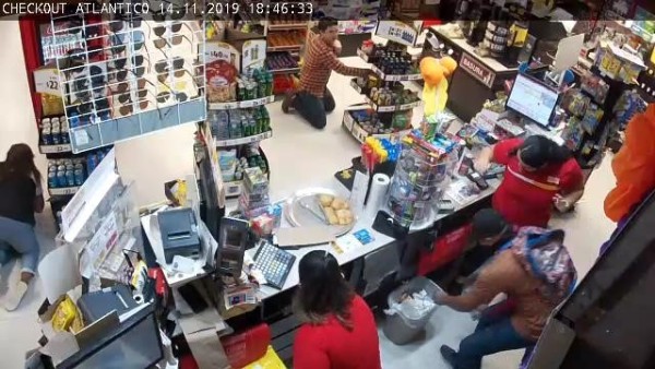 Solitario ladrón asalta a mano armada una tienda de conveniencia, en Real del Valle, en Mazatlán
