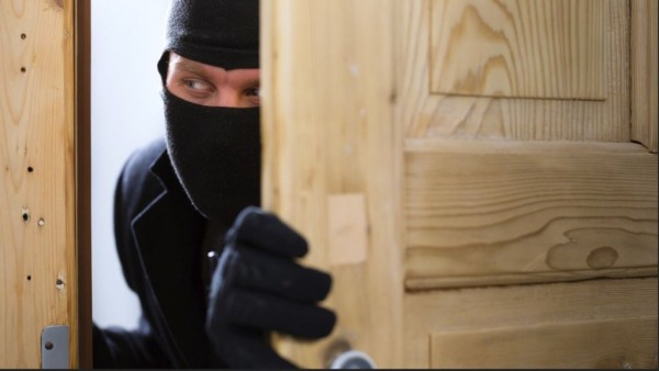 Impide el paso al ladrón