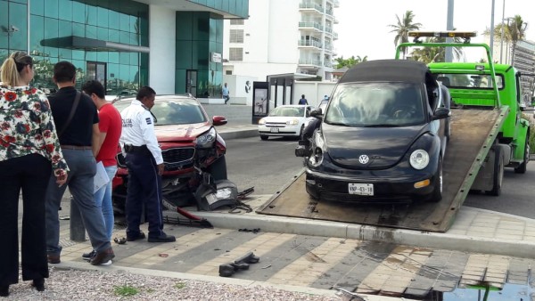 Chocan vehículos en el malecón de Mazatlán