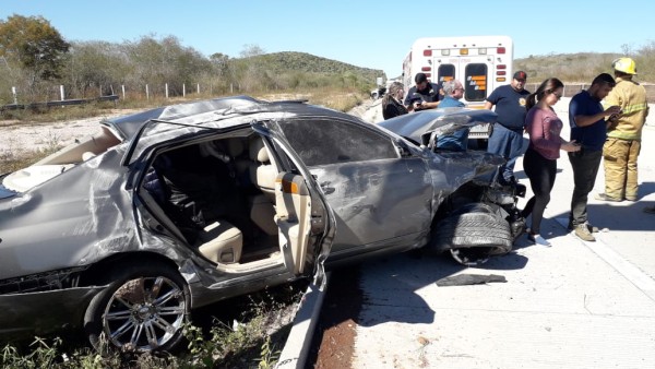 Automóvil sufre la ponchadura de una llanta y choca contra camioneta en el Libramiento Mazatlán