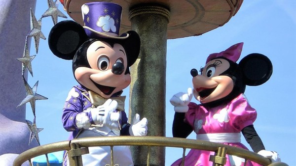 Mickey Mouse celebra junto a Minnie su 88 aniversario por el mundo.
