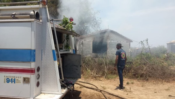 Bodega de pacas de maíz se incendia en Lomas del Guayabo, Mazatlán