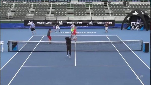 Serena Williams acepta el reto de jugar contra cinco hombres y les gana