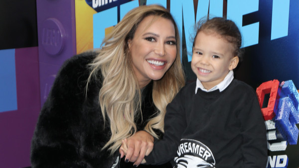 Naya Rivera, conocida por interpretar a Santana López en la serie 'Glee', posa junto a su hijo en el estreno de una película, en Los Ángeles.