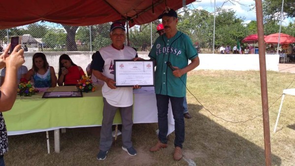 Armando Inda Rojas recibe su reconocimiento.