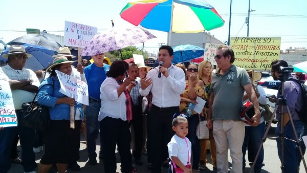 Bloquean maestros jubilados bulevar Pedro Infante, en Culiacán