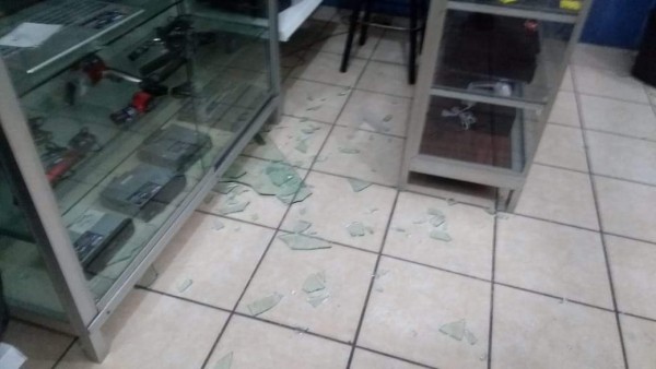 En Mazatlán, delincuentes cristalean diversos negocios y roban en varias casas