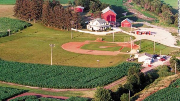 La película Field of Dreams (Campo de los Sueños) tuvo su estreno en 1989 y fue filmada en un terreno de beisbol en Dyersville, Iowa.