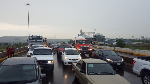 Tráfico de autopista Mazatlán-Culiacán es desviado a carretera libre