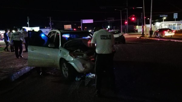 Se impactan dos camionetas por el Bulevar José Limón en Culiacán; hay un herido