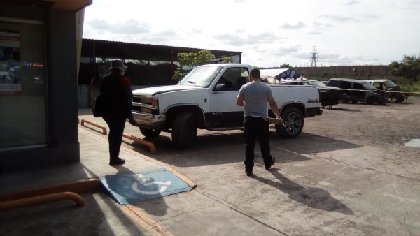 En Culiacán asesinan a balazos a hombre dentro de camioneta