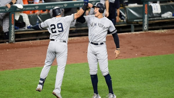 Yanquis explota de nuevo y barre en noche histórica