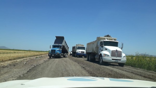 Transportistas bloquean los trabajos de rehabilitación en la carretera El Carrizo-El Fuerte
