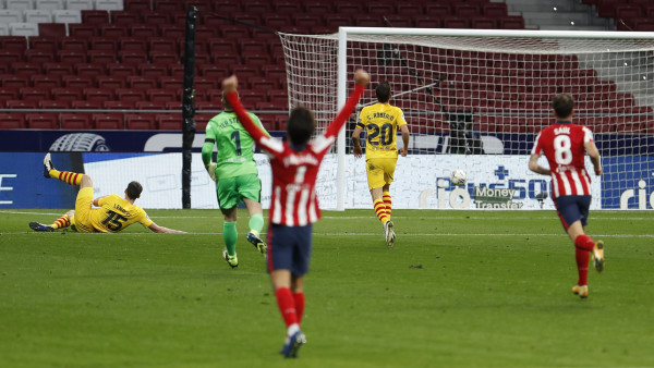 Jugadores del Atlético de Madrid celebran al ver el gol de Yannick Carrasco, que sentenció el triunfo sobre el Barcelona.