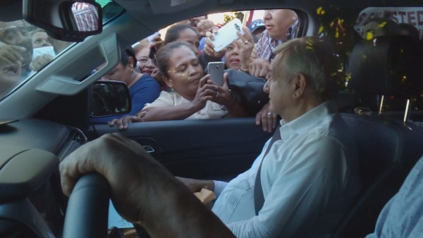 Reciben con protestas a López Obrador en Mazatlán