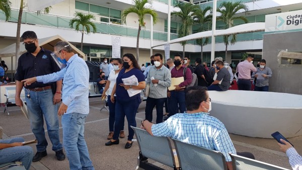 Regresan a labores burócratas de Sinaloa, y con ellos, las aglomeraciones en la USE