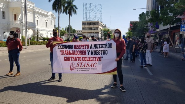 Trabajadores del Sindicato del Ayuntamiento de Culiacán protestan y bloquean la Avenida Álvaro Obregón