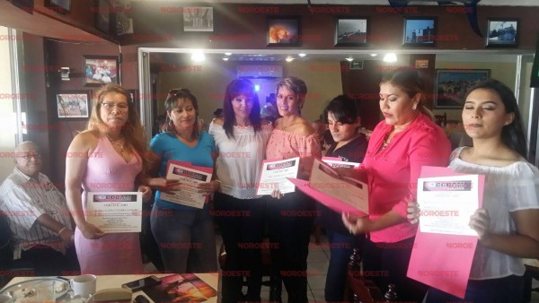 Las instructoras reciben su certificación.