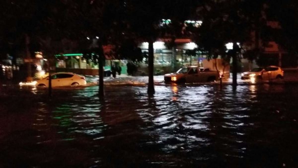 Reportan avenidas y calles inundadas por aguacero en Mazatlán
