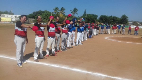 Toma de protesta por parte de los equipos participantes.