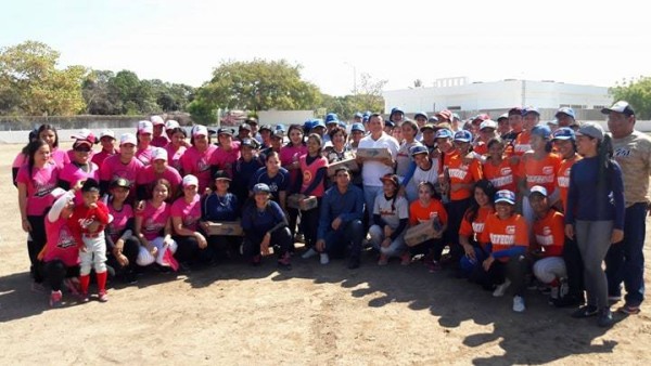 Los participantes de la inauguración se toman la foto del recuerdo.