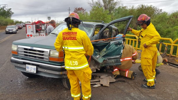 Vuelca camioneta y deja dos lesionados en la carretera a Angostura