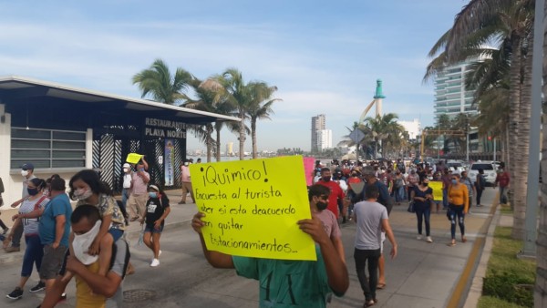 En Mazatlán protestan vendedores y pescadores que se dicen afectados por ciclovía del Paseo Claussen