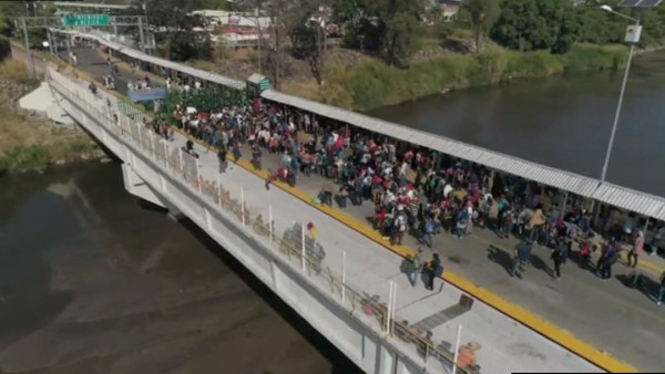 Migrantes intentan cruzar frontera México-Guatemala; Guardia Nacional lo impide