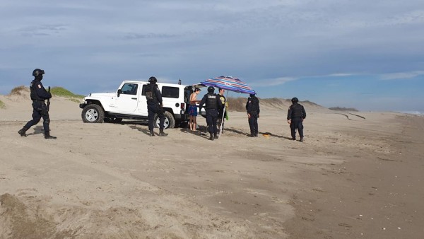 Desalojan a familias de playa de Navolato como parte de las medidas sanitarias frente al Covid-19
