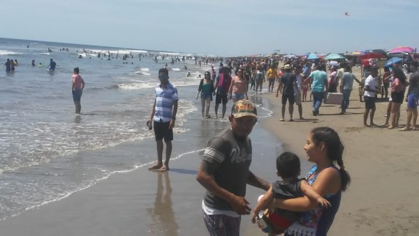 En Rosario, registran cerca de 8 mil turistas al día en playas del Caimanero