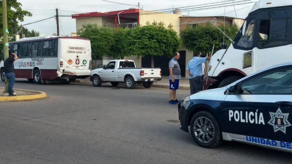 Juegan carreras, chocan camiones y pasajeros golpean a chofer, en Culiacán