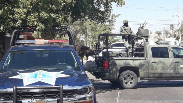 En Culiacán, policías y soldados persiguen a grupo armado... ¡y se les escapa!