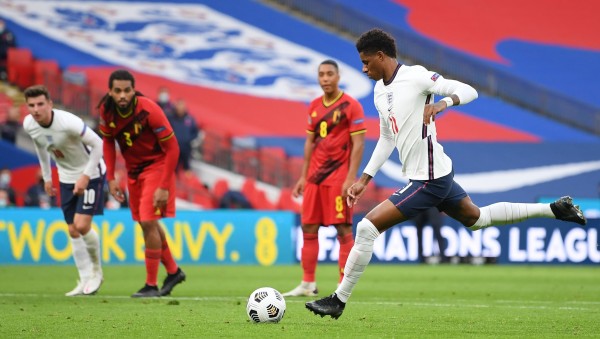 Marcus Rashford marca de penal. Foto: Twitter @EURO2020