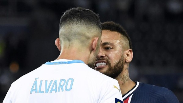 Neymar se encara con Álvaro. Foto: Twitter @mundodeportivo