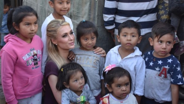 Paris Hilton visita a damnificados de Xochimilco por el 19-S