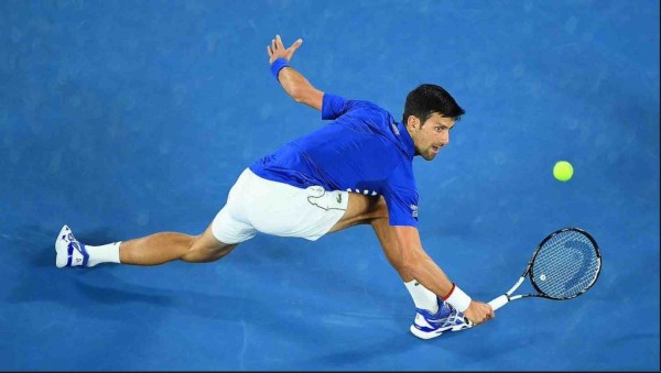 Novak Djokovic avanza sin problemas en el Abierto de Australia