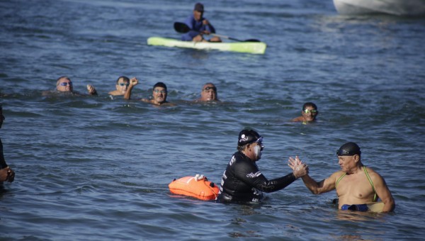 Sergio “Tiburón” Velarde es felicitado al llegar a Playa Norte.