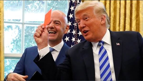 Gianni Infantino enseña a Donald Trump cómo expulsar