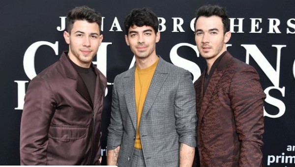 Jonas Brothers lanza la canción navideña Like it’s Christmas