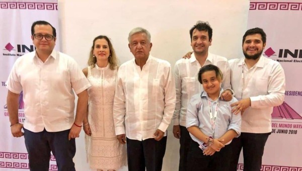 Hijos de AMLO inauguran primera sucursal de su empresa Chocolates Finca Rocío