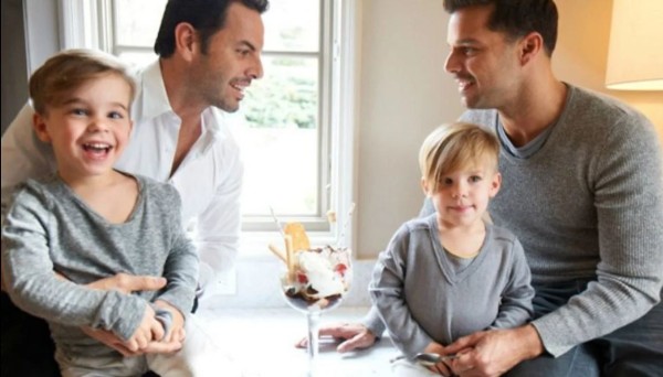 Ricky Martin y su esposo Jwan Yosef , con dos de sus cuatro hijos.