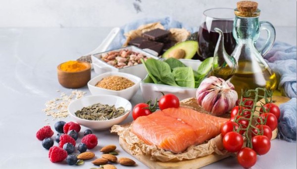 Si estás buscando bajar de peso, es recomendable pesar y medir las porciones de alimentos.