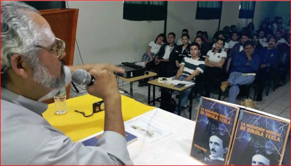 César Ibarra durante la presentación de su obra en Recoveco.